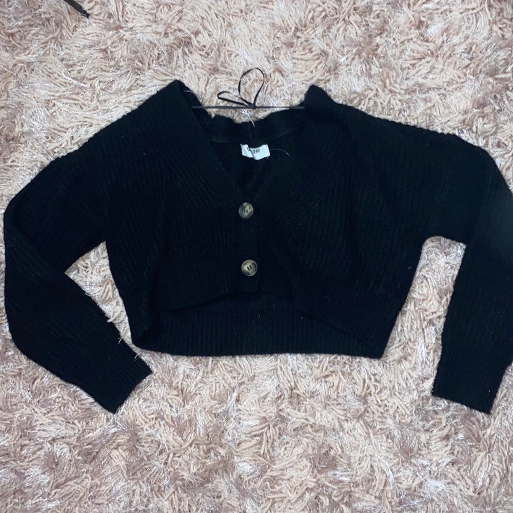 Double zero cropped black sweater. SIZE: S